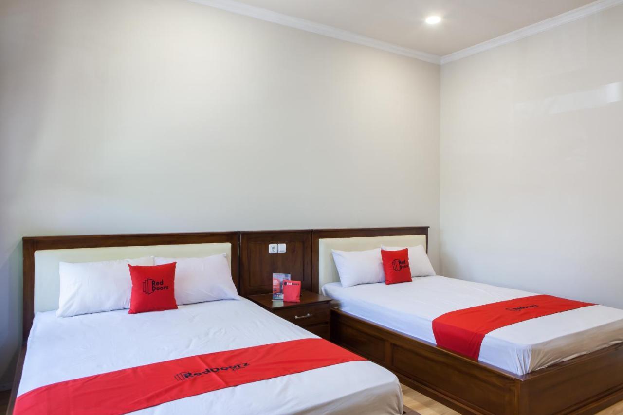 Reddoorz Plus Near Mall Roxy Banyuwangi Баньювангі Екстер'єр фото
