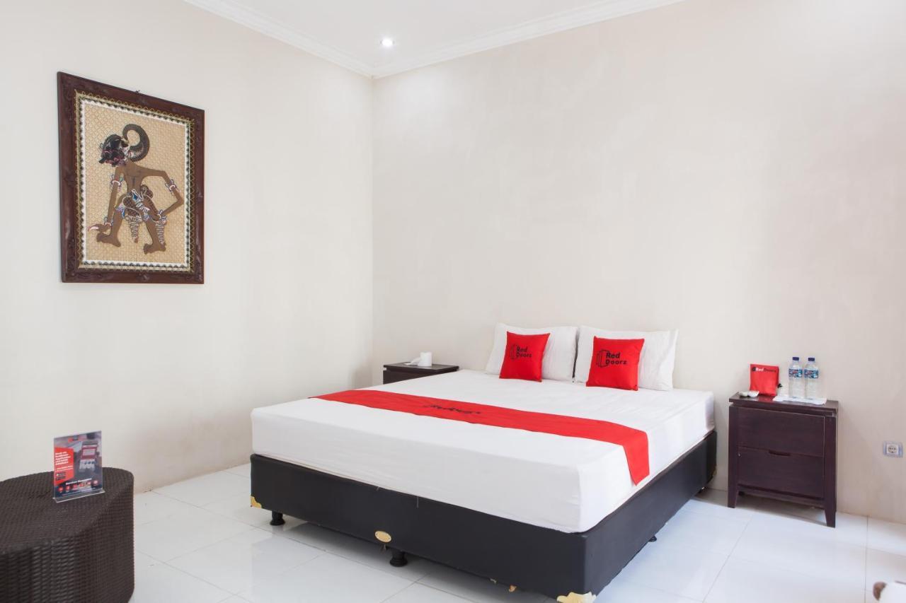 Reddoorz Plus Near Mall Roxy Banyuwangi Баньювангі Екстер'єр фото