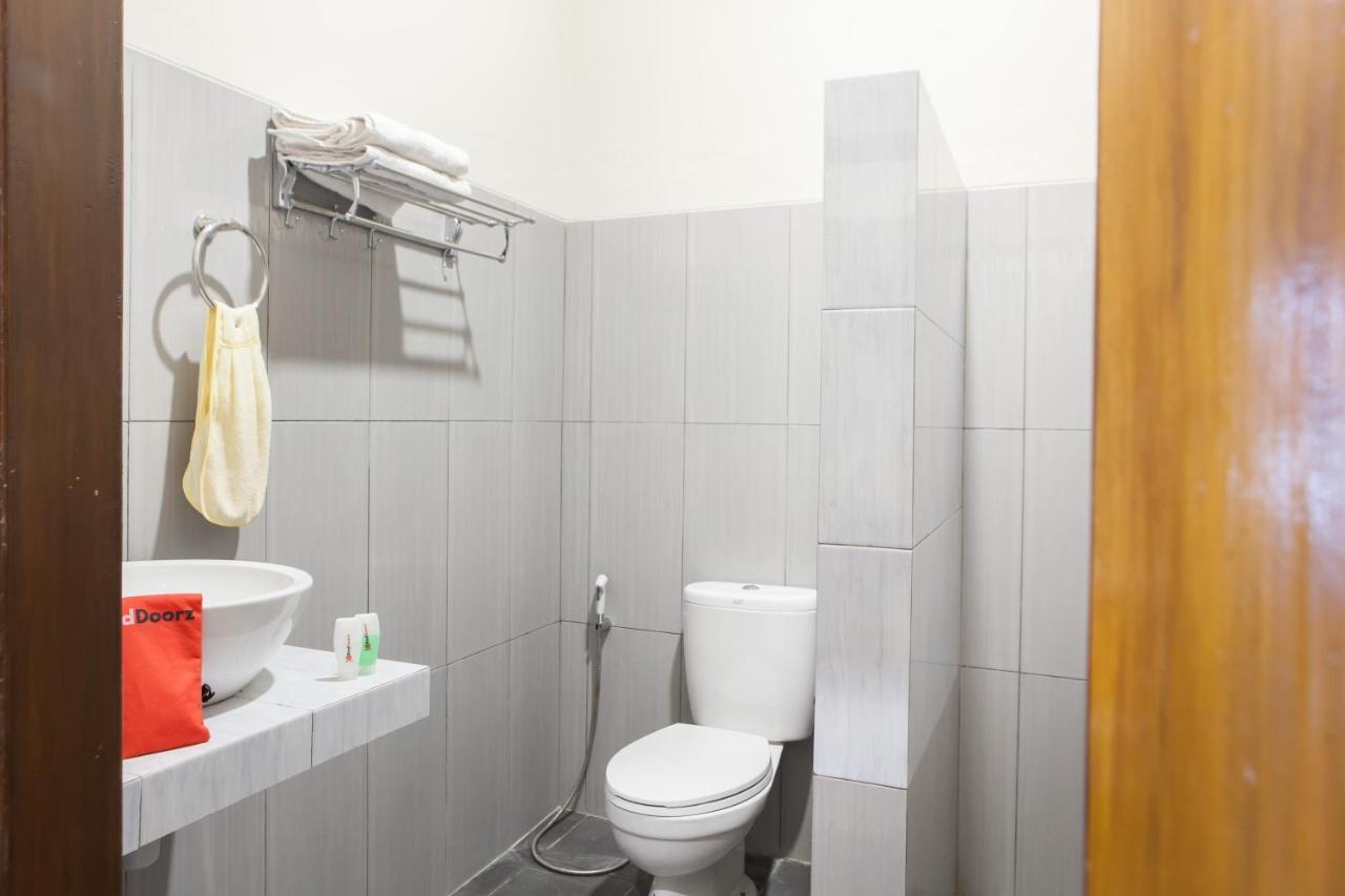 Reddoorz Plus Near Mall Roxy Banyuwangi Баньювангі Екстер'єр фото